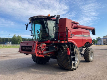 Moissonneuse-batteuse CASE IH