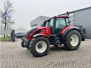 Tracteur agricole VALTRA T144