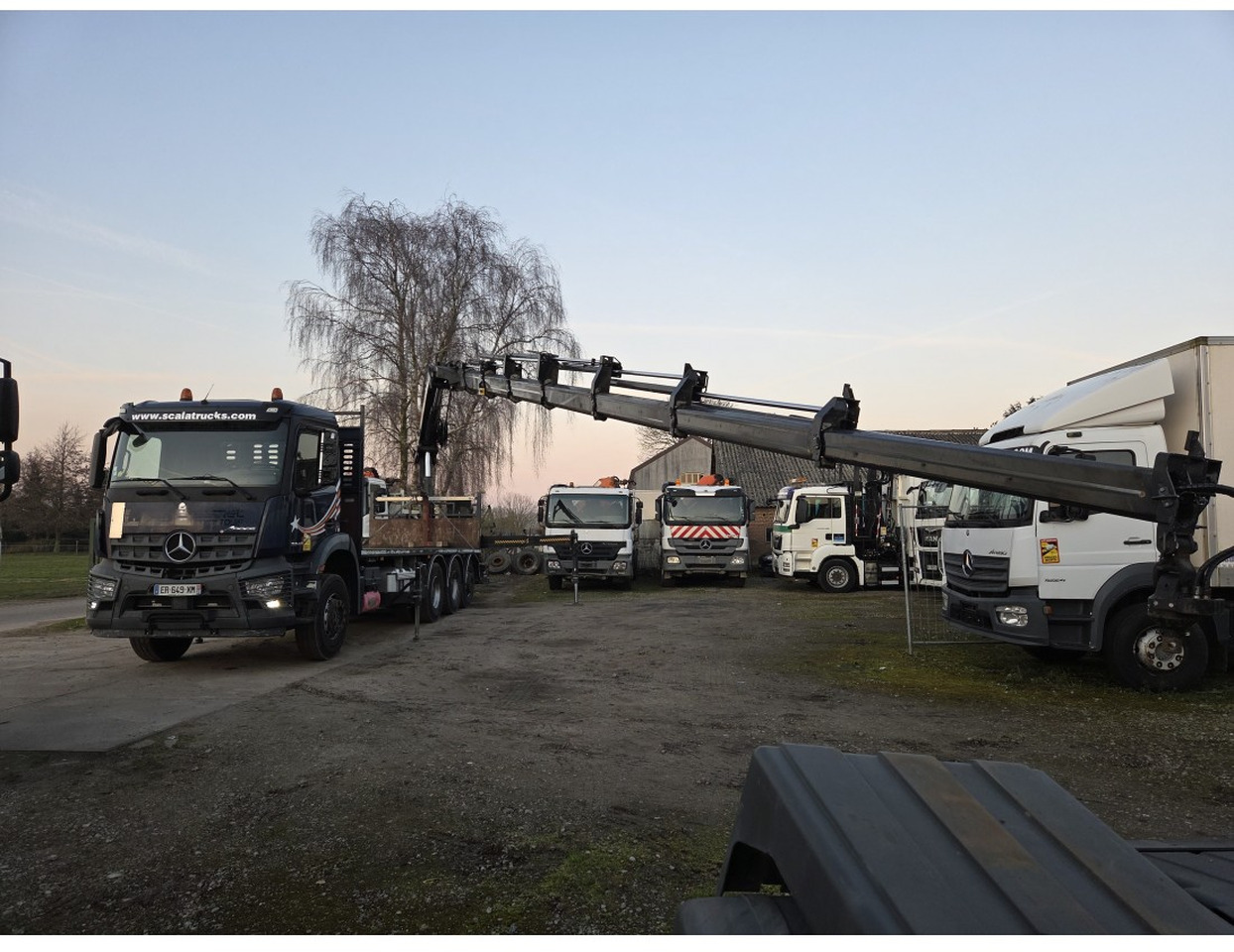 Camion plateau, Camion grue Mercedes Arocs 3240 8x4 Open Truck Crane HIAB X-HIDUO 258 E-7 7 extensions: photos 9