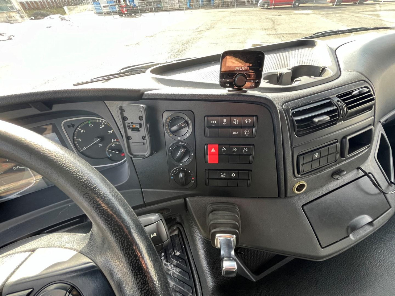 Camion plateau, Camion grue Mercedes truck ATEGO, 1527, Crane HMF 1120 - K5: photos 19 Camion plateau, Camion grue Mercedes truck ATEGO, 1527, Crane HMF 1120 - K5: photos 19