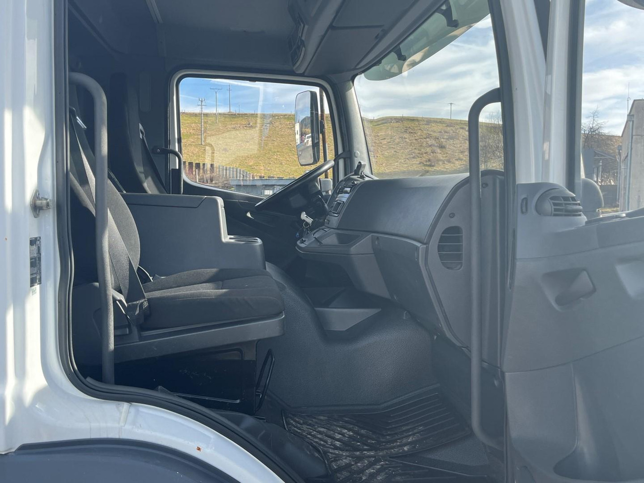 Camion plateau, Camion grue Mercedes truck ATEGO, 1527, Crane HMF 1120 - K5: photos 18 Camion plateau, Camion grue Mercedes truck ATEGO, 1527, Crane HMF 1120 - K5: photos 18