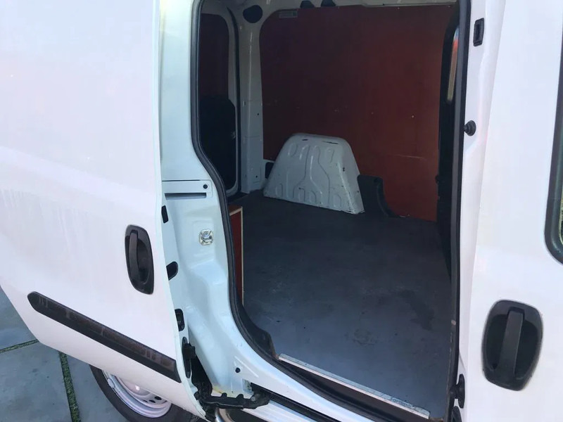 Fourgon utilitaire Opel Combo 1.6 CDTI: photos 11