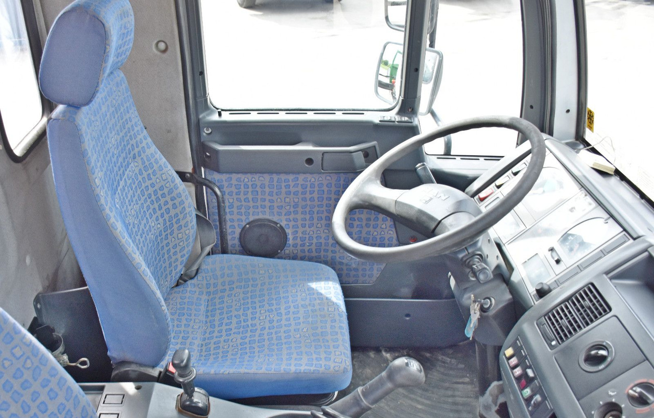 Photo d'intérieur 1: Camion benne, Camion grue MAN LE 18.280 Kipper 3,70 m + PK 9501 /4x4 Photo d'intérieur 1: Camion benne, Camion grue MAN LE 18.280 Kipper 3,70 m + PK 9501 /4x4