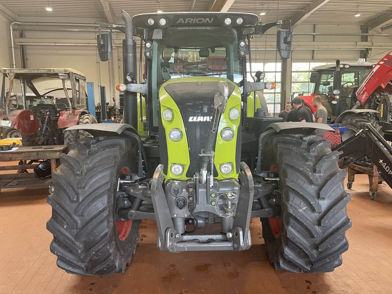 Tracteur agricole Claas Arion 650: photos 10