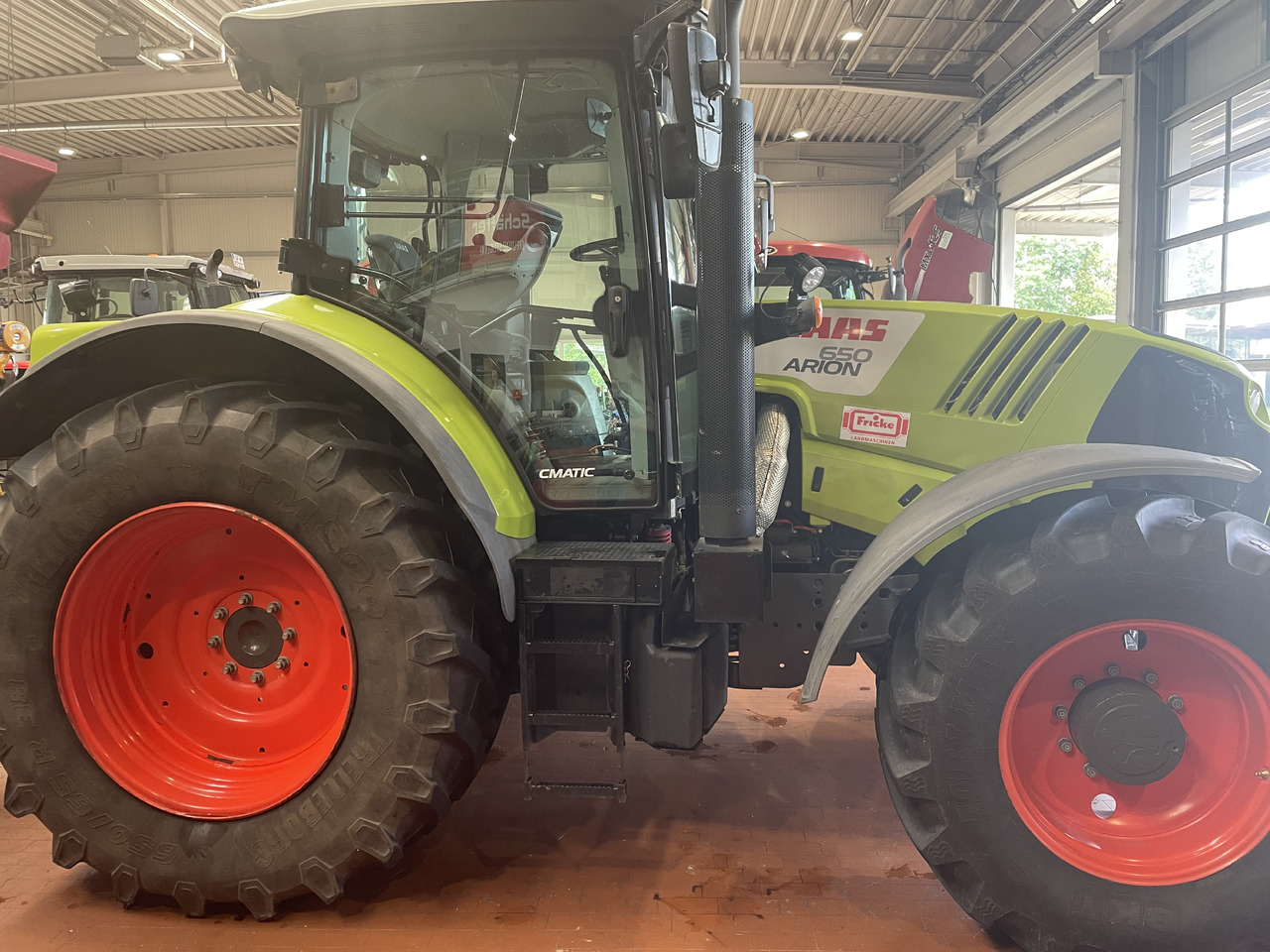 Tracteur agricole Claas Arion 650: photos 9